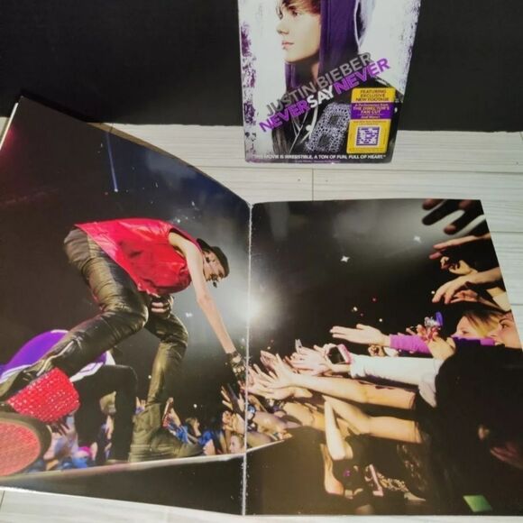 Justin Bieber Never Say Never Blu-ray DVD Combo - Picture 9 of 11
